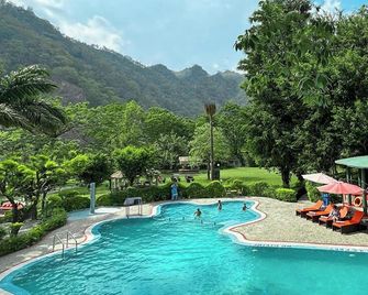 The Solluna Resort - Rāmnagar - Piscina