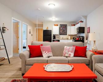 Shire - Delhi - Living room