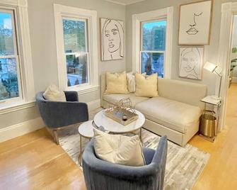 Beautiful Renovated Castle 5bedrooms 2bath Near Boston - Marlborough - Living room