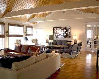 Luxury 5-Bed Charlottesville Home Close to Farmington Country Club - Charlottesville - Living room