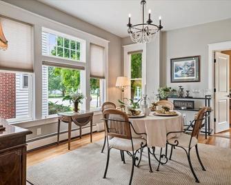 Romantic 5-star Downtown Glens Falls Getaway - Glens Falls - Dining room