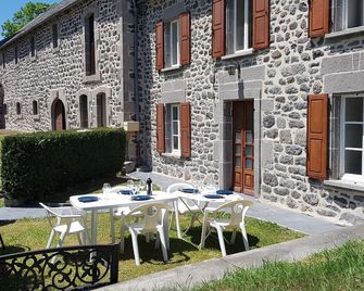 Une Ferme Rénovée au Cœur du Cantal Proche de la Station de ski du Lioran - Neussargues-en-Pinatelle - Patio