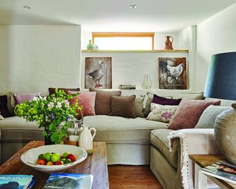 Stunning Barn Conversion, Indoor Pool, tranquil vineyard site, coastal location. - Fowey - Sala de estar