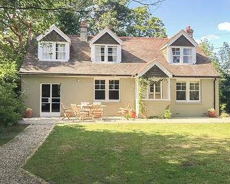 4 bedroom accommodation in Heathfield - Burwash - Edificio
