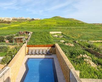 Solaris Gozitan Villa With Pool Gozo - Happy Rentals - Għasri - Balcón