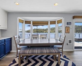 Beautiful, updated lakefront home on Lake Coeur d’Alene - sleeps up to 8 - Worley - Comedor