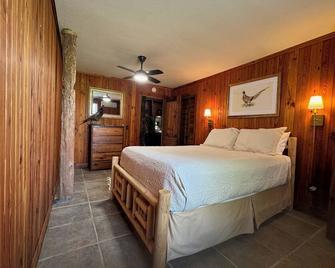 Spacious 10 bedroom cabin + bungalow on expansive property in Abbeville, SC - Abbeville - Habitación