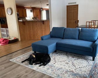 Family & Pet Friendly Home: 10 Min to Downtown - Ithaca - Obývací pokoj