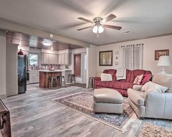 Lake Charles Home: 1 Mi to Public Boat Launch - Lake Charles - Sala de estar
