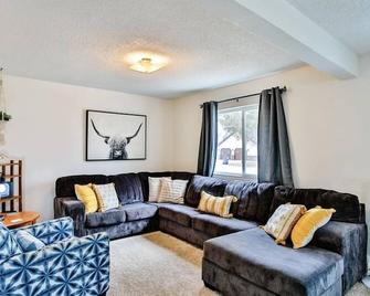 Cozy Cottage by Spirit Lake - Menahga - Living room