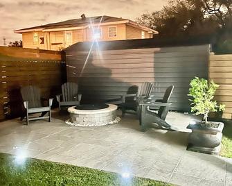 3 doors down to New Orleans , Excellent location! - Arabi - Innenhof