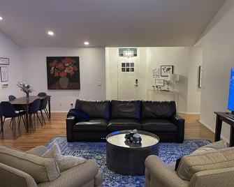 Charming Luxury Remodel In The Heart Of East Fayetteville! - Fayetteville - Living room