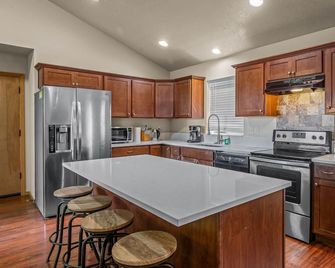 Happy Valley Home + Hot Tub, Game Room, 8 beds! - Happy Valley - Kitchen