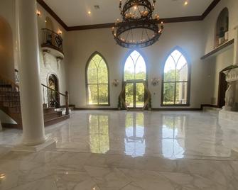 Elegant, romantic castle w/ rooftop deck, forest, pond and theater! - Greenville - Lobby