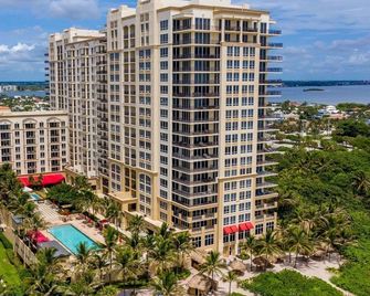 Beach resort, water sports, fishing, pools, bar, gym,restaurants,tiki bar, - West Palm Beach - Building