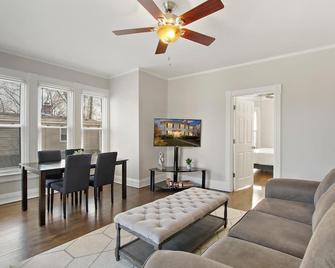 Clean 3 Bedroom home - Libertyville - Living room