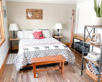 Year Round, A Cozy Studio For 2, Overlooking The Historic Yellowstone Arch - Gardiner - Sypialnia