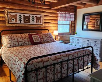 Peaceful creekside 2-bdrm cabin with WiFi, AC, hot tub in Nantahala Lake area - Andrews - Habitación