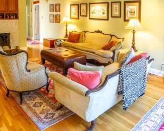 Beautiful home and garden, walk to village, beach and trails - Los Angeles - Living room