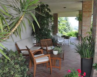 Titty's House, Oasis Of Peace In The Green Of The Marchigian Hills. - Montottone - Patio