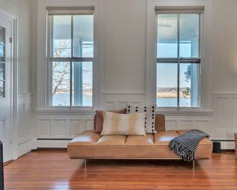 Waterfront Farmhouse Retreat w/ Hot Tub & Fire Pit - Bridgeton - Sala de estar