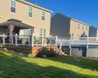 Illinois River Retreat: Kayak Near Starved Rock, Desplaines & Illinois Rivers - Minooka - Building
