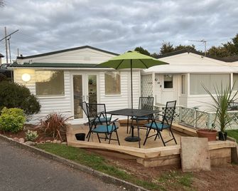 2 Bedroomed Chalet In Galmpton Holiday Park Galmpton Torbay Devon - Brixham - Patio
