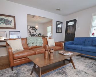 Flamingo Lane House - Entire House 3bd2ba W Peloton & Tesla Chgr - Dallas - Stue