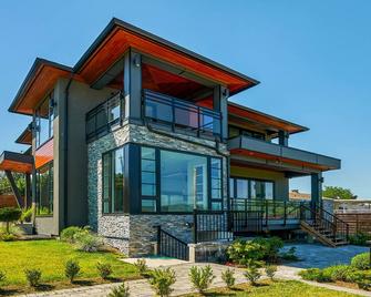 Family Friendly 2 Bed Rooms Basement Suite- The Chateau - St No. 00177094 - Burnaby - Building