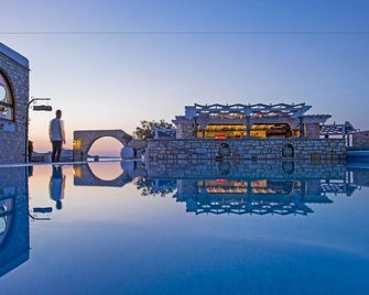 كونتاراتوس بيتش - ناوسا - حوض السباحة