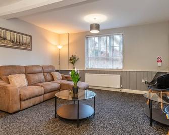 Room 2 double with a work space - Castle Donington - Living room