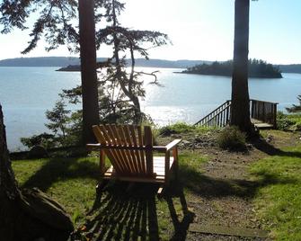 Waterfront, 2 kitchens, 2 living areas, 3 bedrooms, 3 bathrooms. Quiet. - La Conner - Patio
