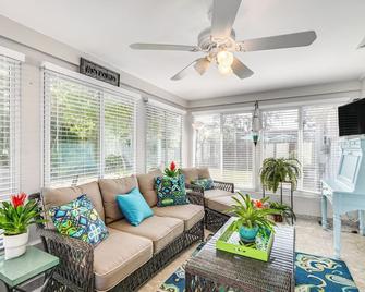 Fort Myers Bungalow - 12 Miles to the Beach! - Fort Myers - Wohnzimmer
