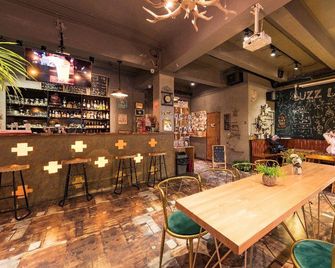Buzz Lightyear Youth Hostel - Dalian - Bar
