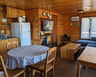 2 Bedrm Waterfront Cottage, Canoe, Kayaks, Wifi - Penetanguishene - Comedor