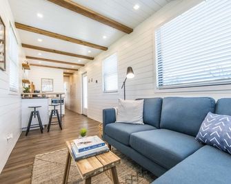 The Meadows Container Home in Country Setting - Waco - Living room
