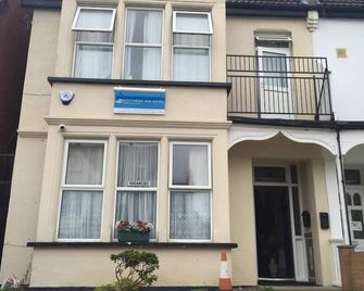 Southend Inn Hotel - Westcliff-on-Sea - Building