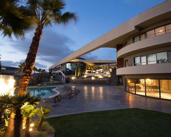 DoubleTree by Hilton Izmir Airport - Izmir - Piscine