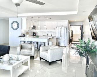 Oceanfront Condo w/ Pool & Steps to Sandy Beach & Mins to Downtown - Rosarito - Pokój dzienny