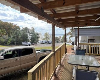 Hilltop Hideaway on Lake Darbonne - Farmerville - Balcony