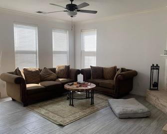 Relax in lush tranquilty - San Marcos - Living room