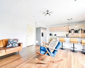 Beautifully furnished apartment by Wembley Stadium - Wembley - Living room