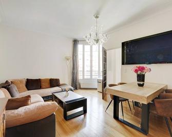 Joli 90m2 - 2 ch proche Champs-Elysees, climatise - Neuilly-sur-Seine - Sala de estar