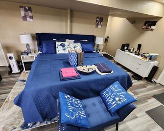 Entire Basement with private Entrance within walking distance from the Gaylord hotel - Aurora - Bedroom