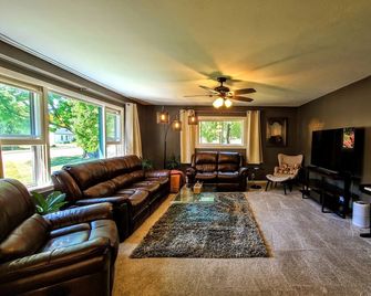 Ultra Comfy, Spotless & Spacious, Private Home in Boyne, Dogs Ok, Walk to Town - Boyne City - Living room