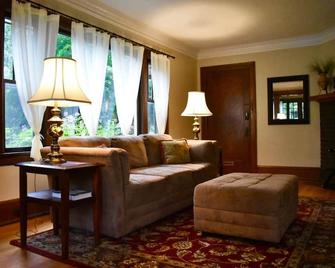 Uptown 3br Steps To Lake Calhoun, Near Downtown&mall Of America, Garden Patio!! - Mineápolis - Sala de estar