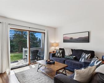 First Chair: 2 br with resort pool, hot tub, sauna & gym in great location! - Stowe - Living room
