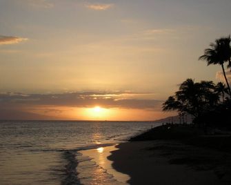 Oceanview 5th Floor Retreat Steps from the Beach, - Kihei - Schlafzimmer
