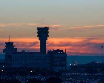 Hotel F1 Marseille Provence - Les Pennes-Mirabeau - Gebouw