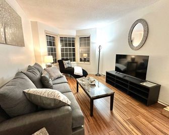 Secluded Serenity Lg 4beds, 2.5 bath near Downtown - Wausau - Sala de estar